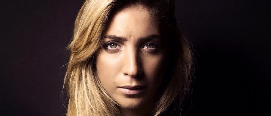 מופע של הזמרת יוצרת ענבר זיגדון