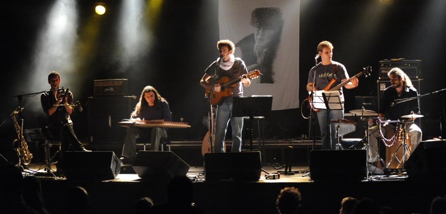 ערב מחווה למאיר אריאל דלתות נפתחות מעצמן