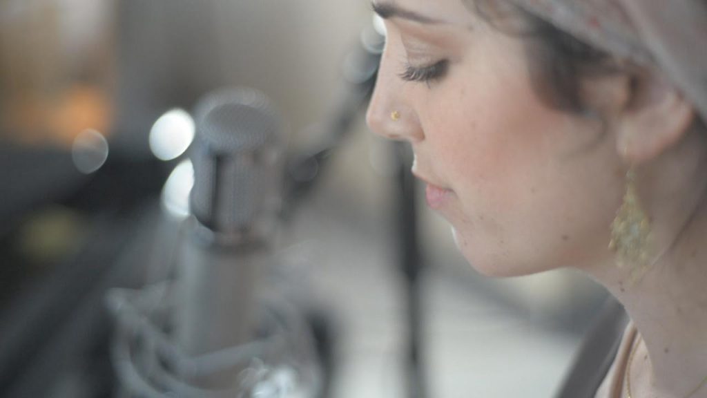 מוריה נוה- אור באור נוגע