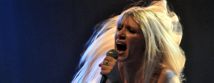 קרן הכט - "חובקת את הבמה"