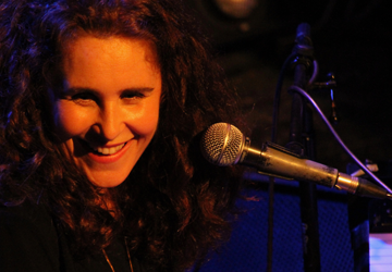 אילה אשרוב 'להכות בפסנתר'