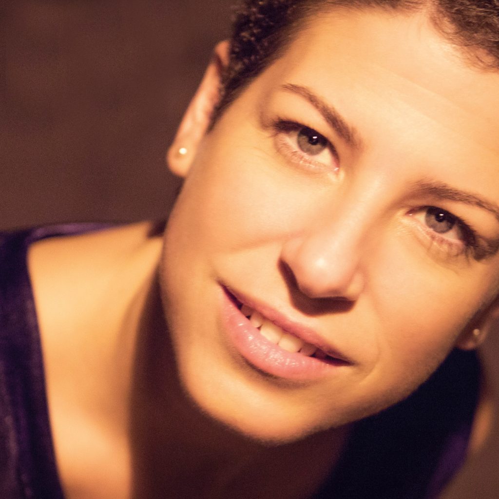 ענת לרנר והאורות במופע "אני מי שאני"