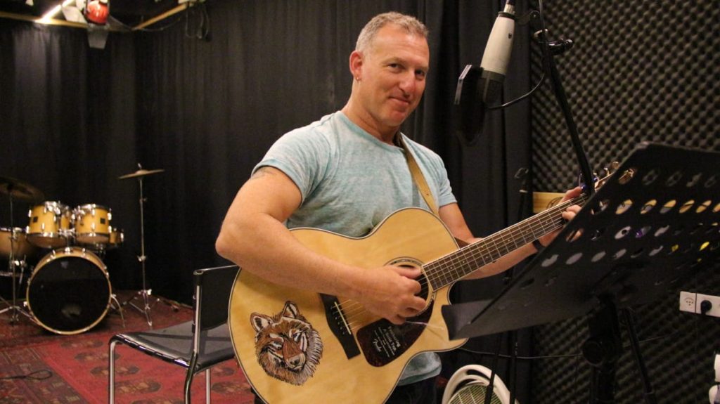 עננים של אבק – ערן שקולניק