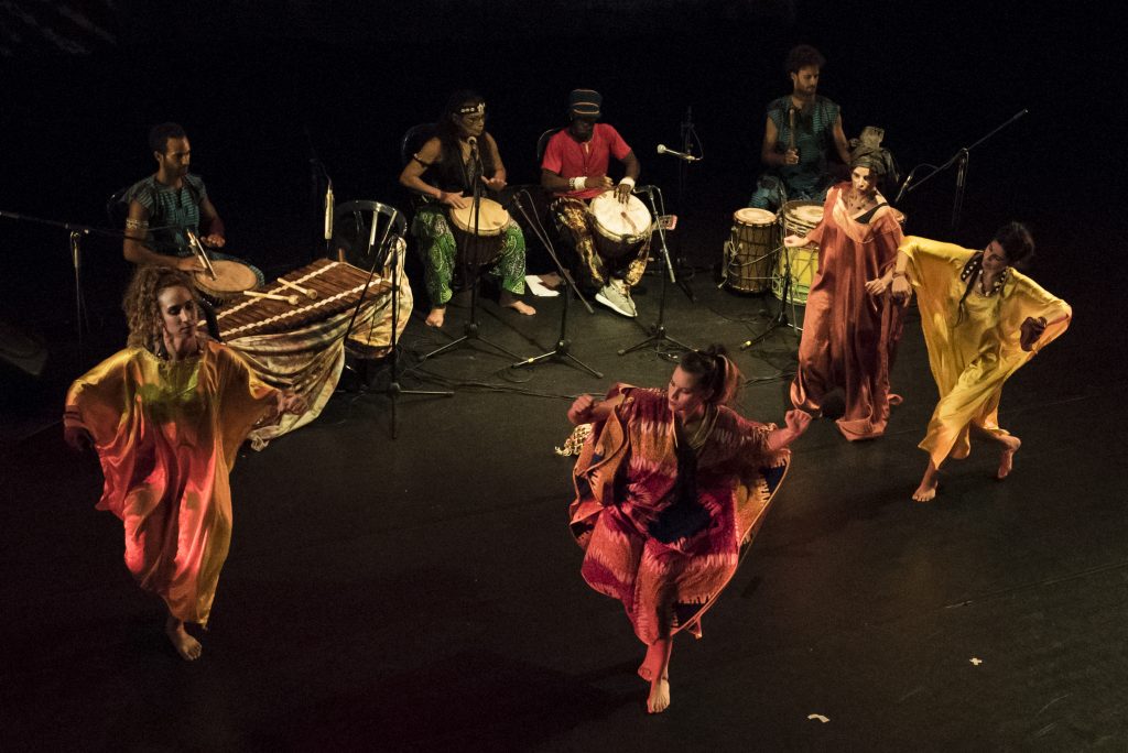 כישוף אפריקאי בביצוע להקת בנגורה