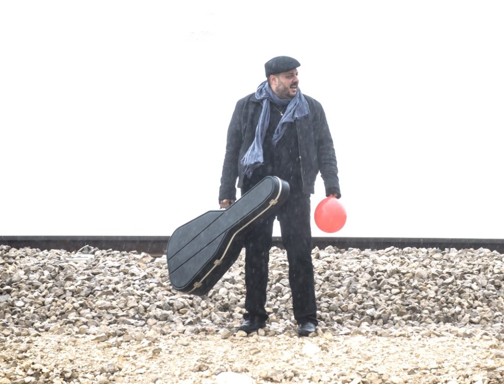 דויד פרץ במופע להקה